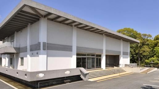 <Web割対象商品>【キングツアーバス旅】水の都・三島「源兵衛川せせらぎ散歩&梅花藻の里」三島うなぎと佐野美術館「岩合光昭写真展」〔吉祥寺・新宿発〕3